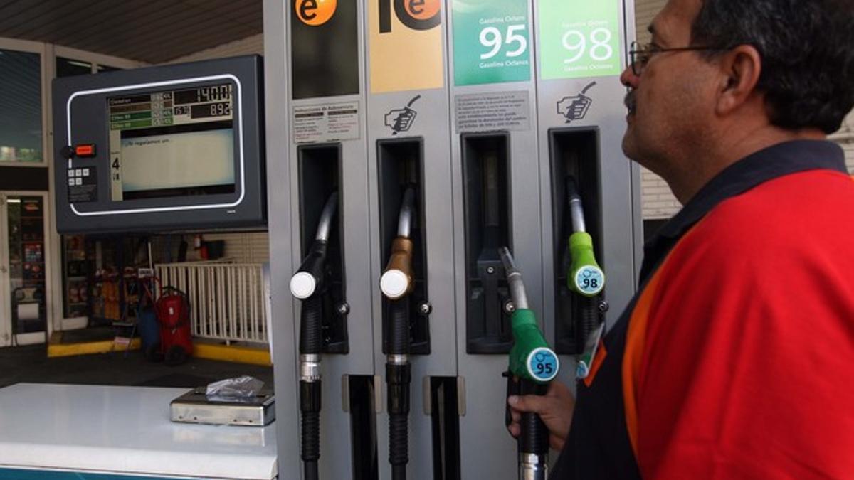 Un trabajador pone gasolina en una estación de servicio de Barcelona.