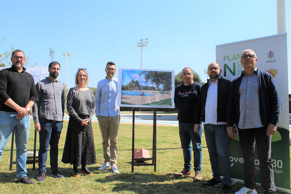 El alcalde de Novelda, Fran Martínez, junto con los ediles, Iván Ñíguez y Carlos Vizcaíno, y los arquitectos del proyecto, Mari Carmen Gómez, David Cazorla y Manuel Sánchez.