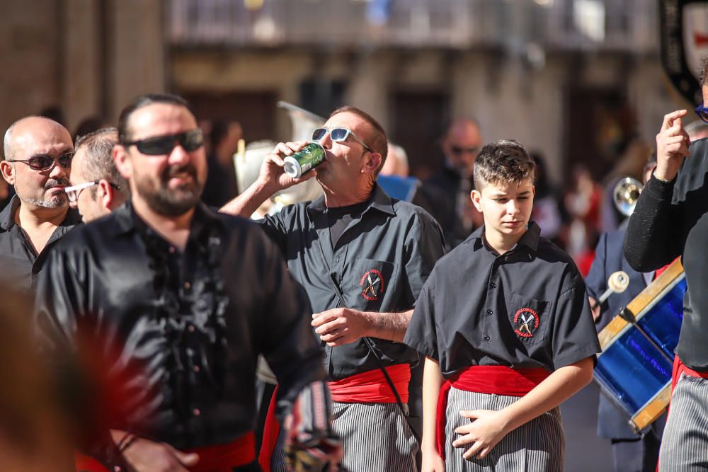 Orihuela celebra el tradicional Medio Año de la fiesta de Moros y Cristianos.