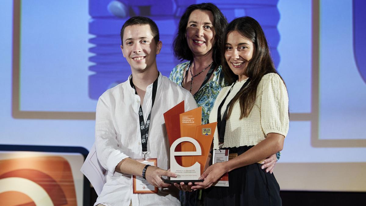 Javier Piquer y Laura Colastra, ganadores en la XIII Edición de los Premios Nacionales de Diseño y Sostenibilidad de Envase y Embalaje con su proyecto W-BOT.