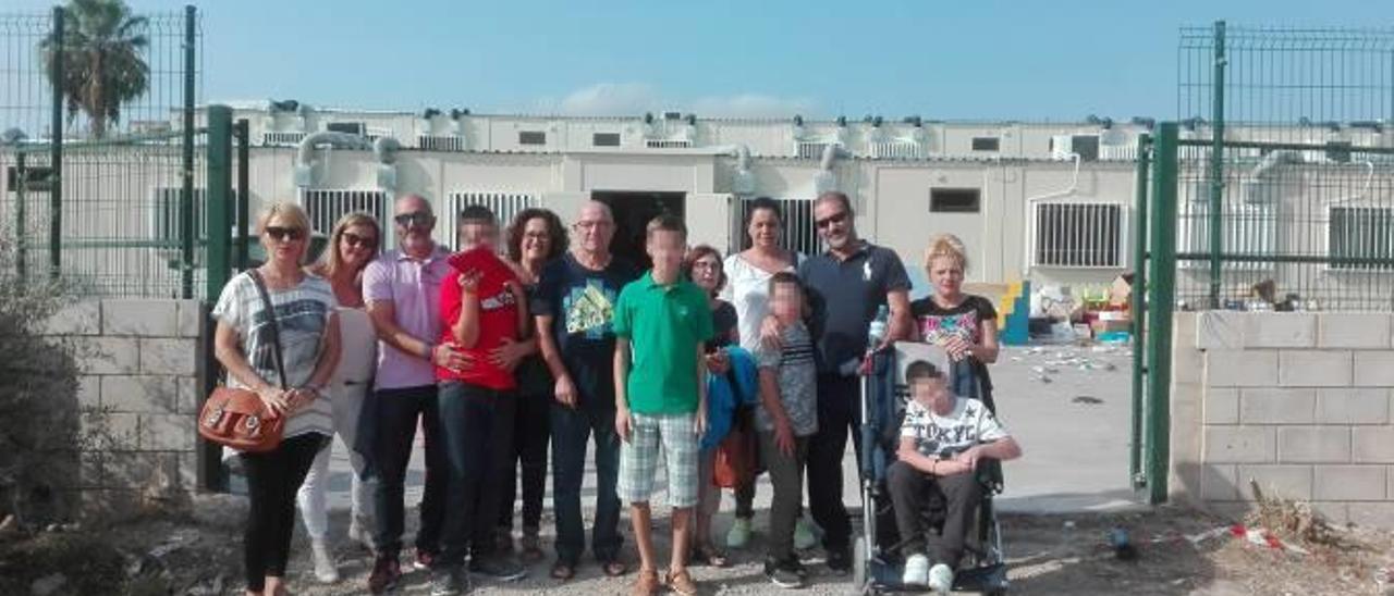 Padres, madres y alumnos, ayer a las puertas del centro La Encarnación, construido íntegramente en barracones.