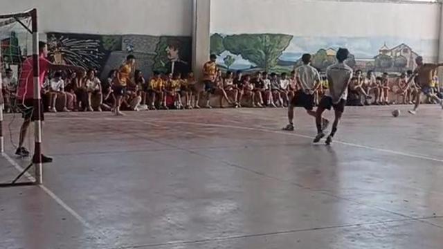 Jugadores de varias localidades durante el torneo de fútbol sala. | SERVICIO ESPECIAL