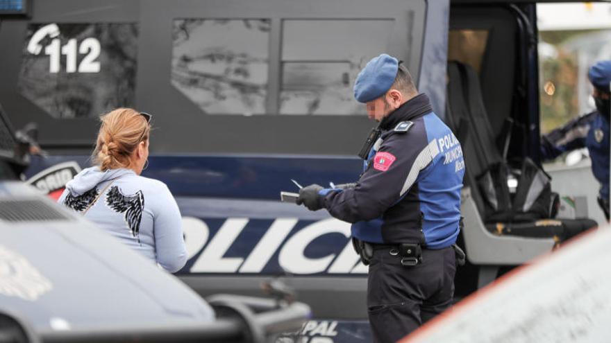 Un policia multa una dona en un control, a Madrid