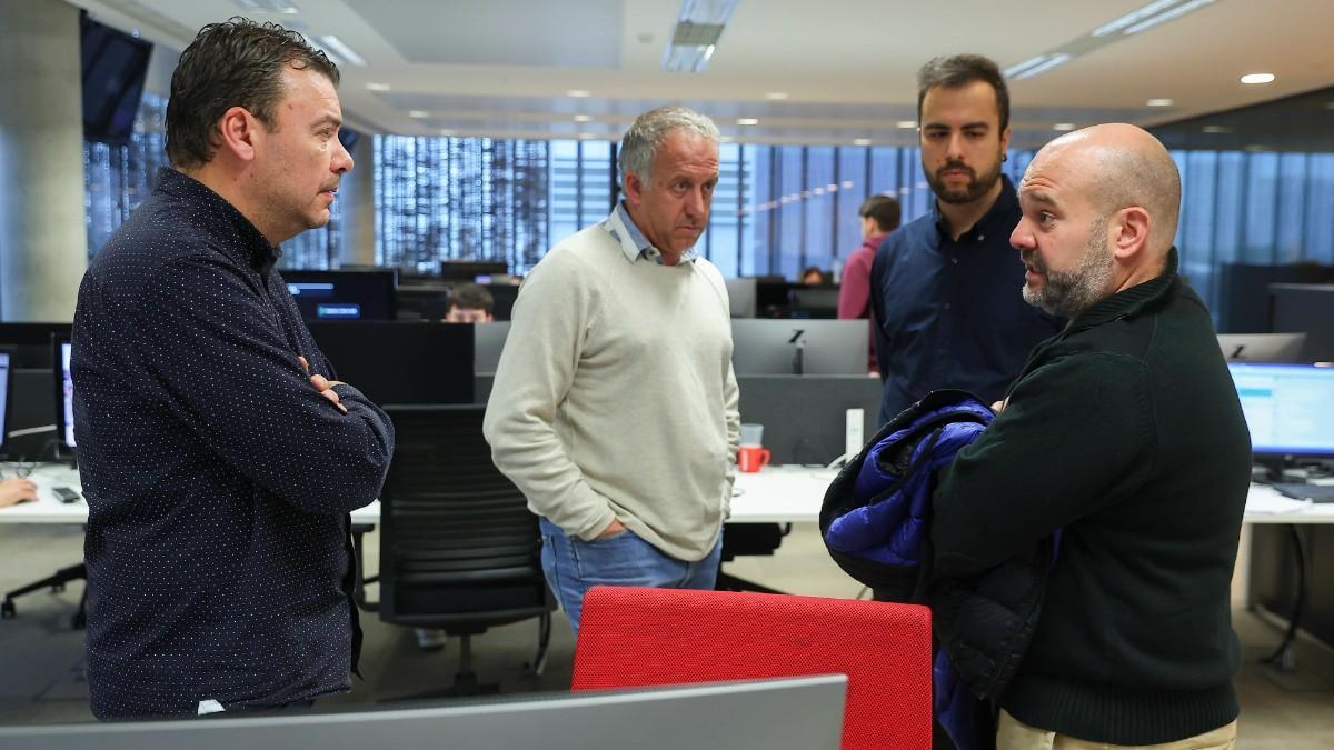 Isaac Fernández dialogó con los subdirectores de SPORT, Lluís Miguelsanz y Albert Masnou