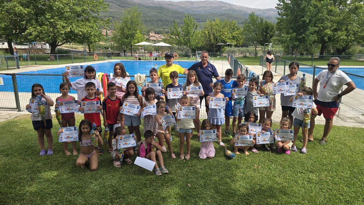 Los más pequeños disfrutan de las actividades de verano en la piscina municipal.