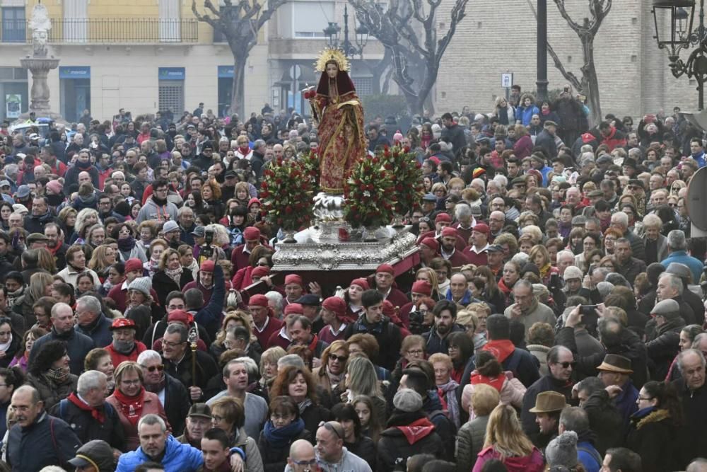 Cientos de fieles acompañan a la Santa.