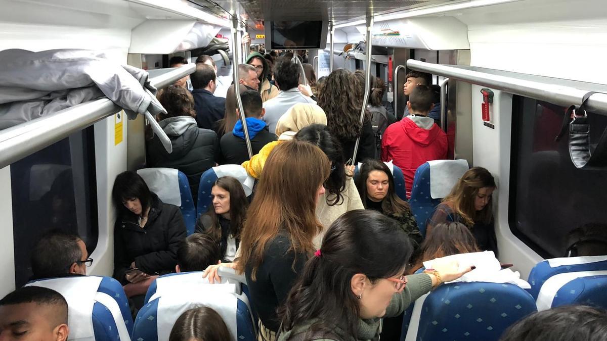 Imagen de un vagón del tren de Mallorca repleto de pasajeros.