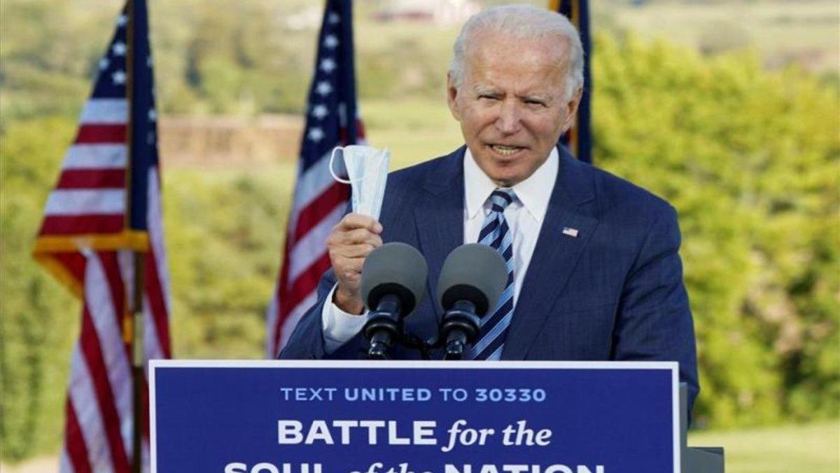 Biden dice que no debe celebrarse el debate si Trump sigue con covid-19