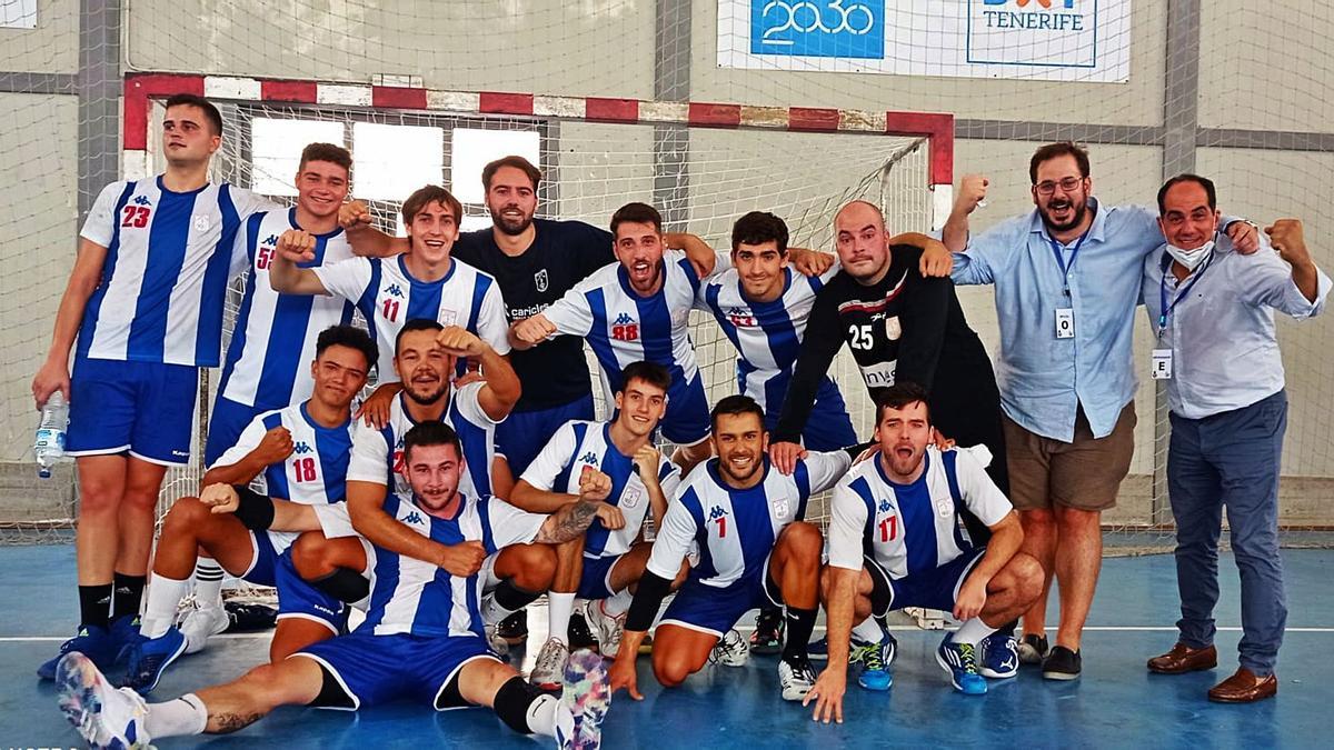 Pablo Aguirregabiria, el primero por la derecha, celebra con sus jugadores la victoria del pasado sábado en la cancha del Tejina. |  // OAR