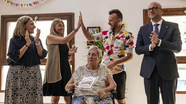 Carme Corominas recull la distinció atorgada a la Residència Gent Gran de Gràcia pel seu compromís, ahir. | JORDI OTIX