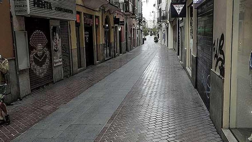 Zonas de elevada actividad comercial como la palmesana Sant Miquel se encuentran con sus negocios cerrados.