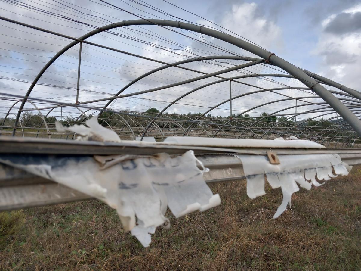 Plástico deteriorado que contamina la tierra.