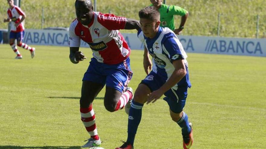 Sidibé, del Arosa, persigue a un jugador del Deportivo B durante el encuentro de ayer. // J. Roller