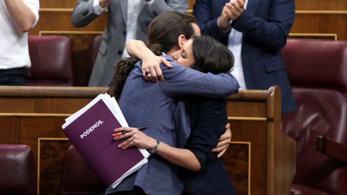 Abrazo entre Pablo Iglesias e Irene Montero