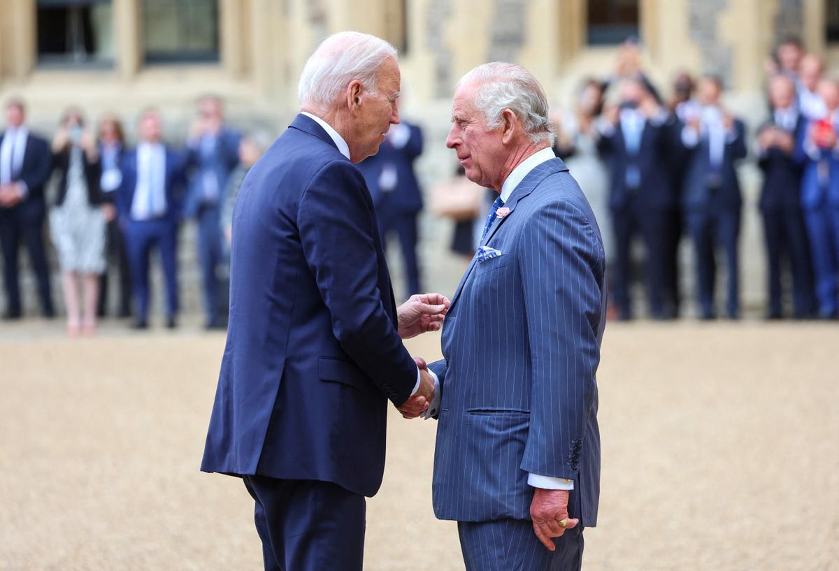 El presidente de los Estados Unidos, Joe Biden, es recibido por el rey Carlos III de Gran Bretaña durante una ceremonia de bienvenida en el Castillo de Windsor