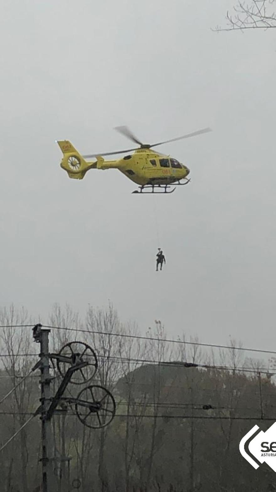 El helicóptero de Bomberos, en acción, en la operación de rescate en Piloña.