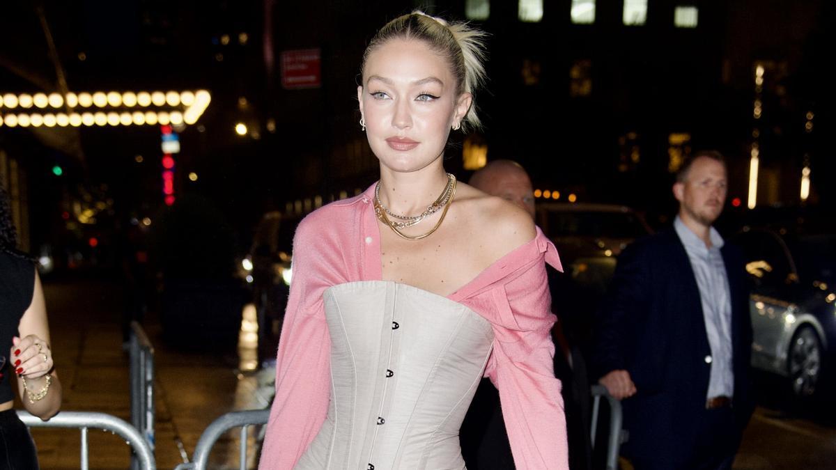 Gigi Hadid cambia de look y sorprende con melena XXL en la Semana de la Moda de París