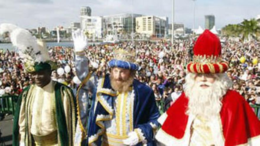 Los Reyes Magos ya preparan los regalos para los niños canarios