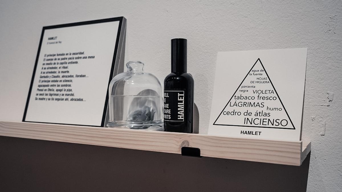 Cada perfume incluye un texto, una pirámide con las esencias, así como la campana de cristal y el frasco.
