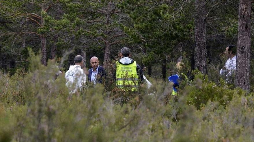 El juez de O Barco, Roberto Barba, forenses e investigadores de la Guardia Civil, en una de las zonas donde se hallaron huesos.