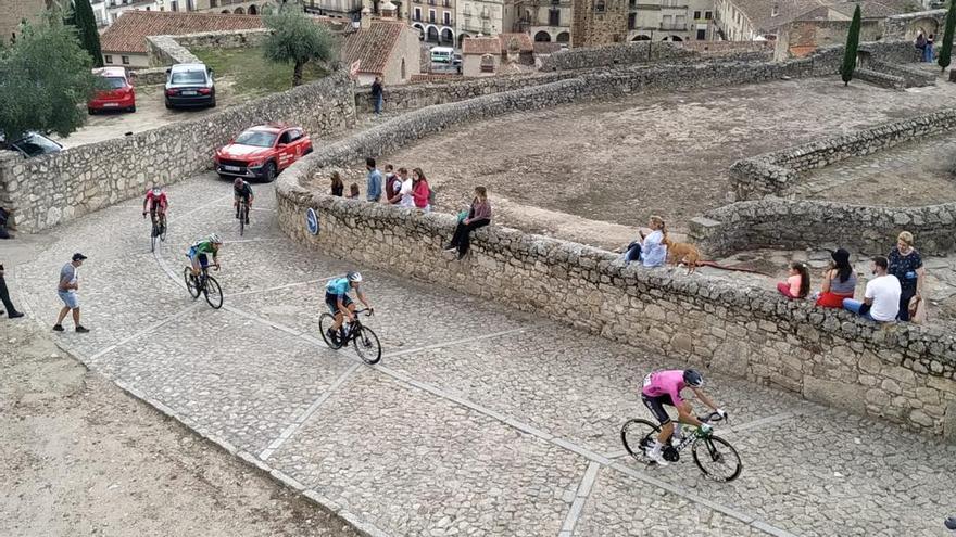 Ciclistas en la rampa final al castillo de Trujillo.