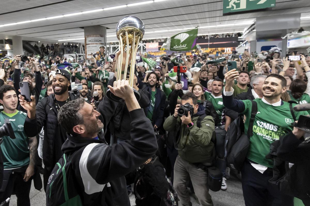 Ibon Navarro celebra con la afición en el aeropuerto de Málaga la Copa de 2023.