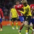 Rodrigo de Paul, jugador del Atlético, lucha por un balón con Julian Brandt, del Borussia Dortmund.