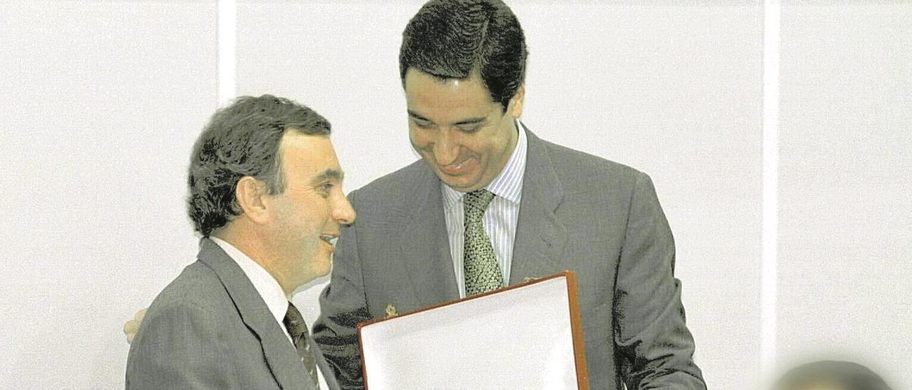 Zaplana entrega la plaza de oro al turismo a Joaquín Barceló, su presunto testaferro, en 1998.