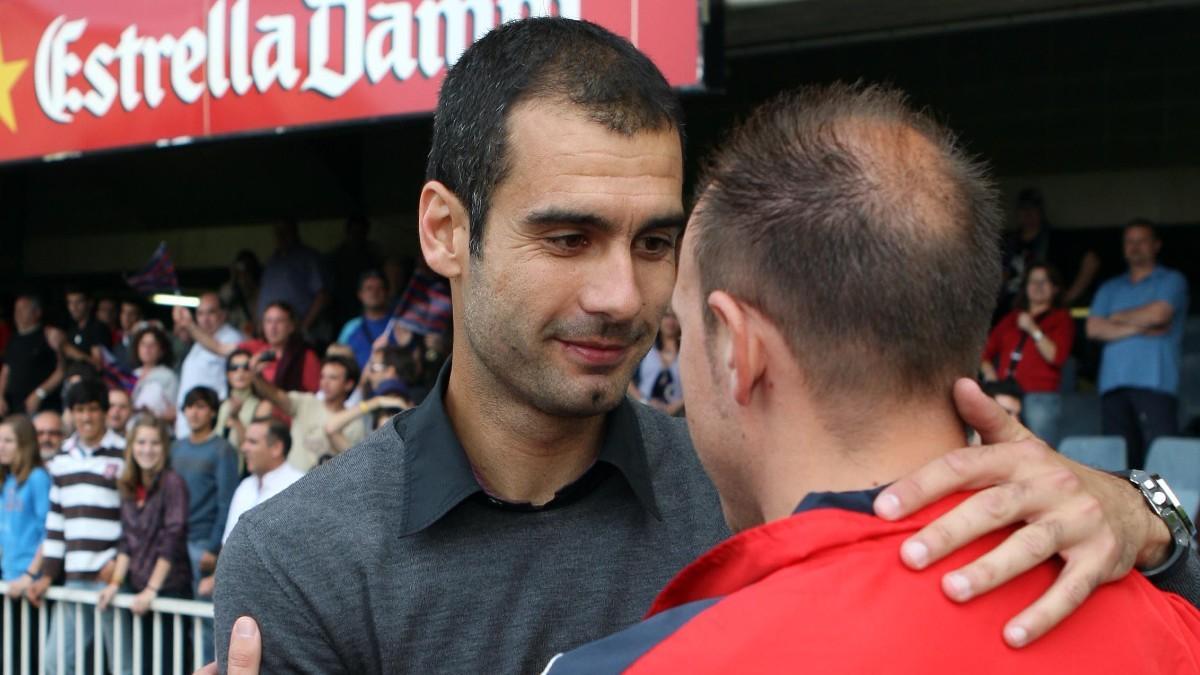 Guardiola se saluda con el entrenador del Barbastro en 2008