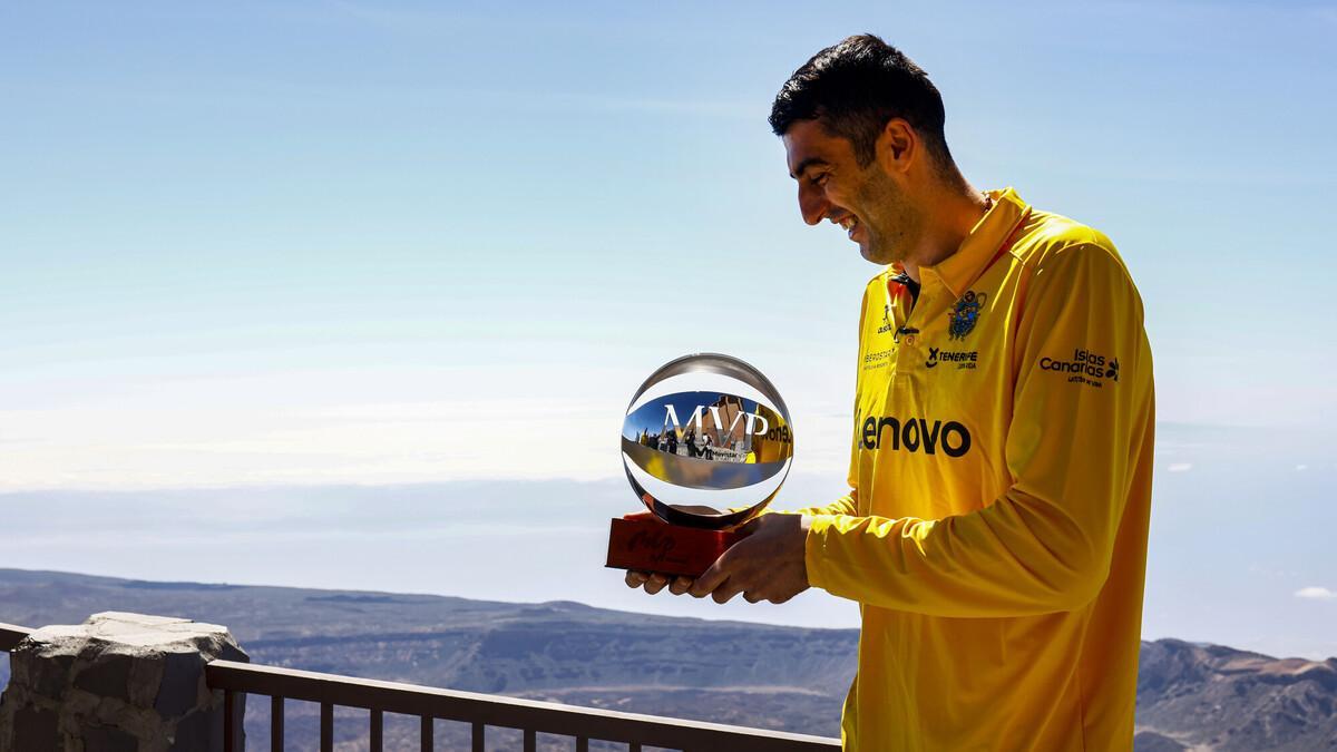 Gio Shermadini, con el premio al MVP de la temporada 20/21.