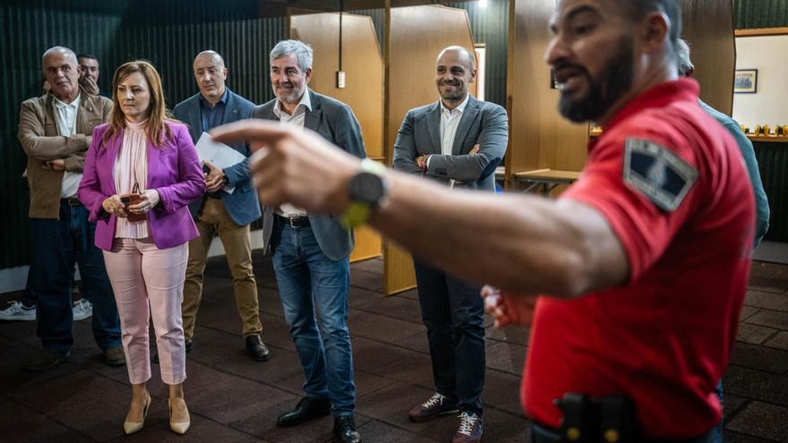 El presidente de Canarias visita la sede de la Policía Autonómica en Tenerife