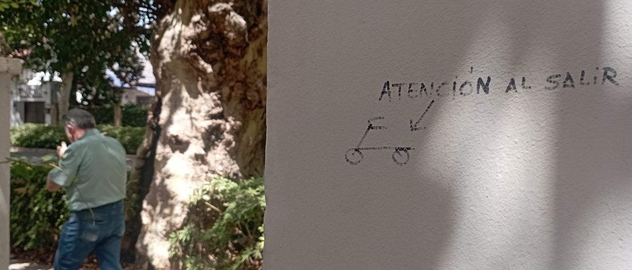 El dibujo alerta del paso de bicicletas por la acera de la avenida Juan Sebastián Elcano