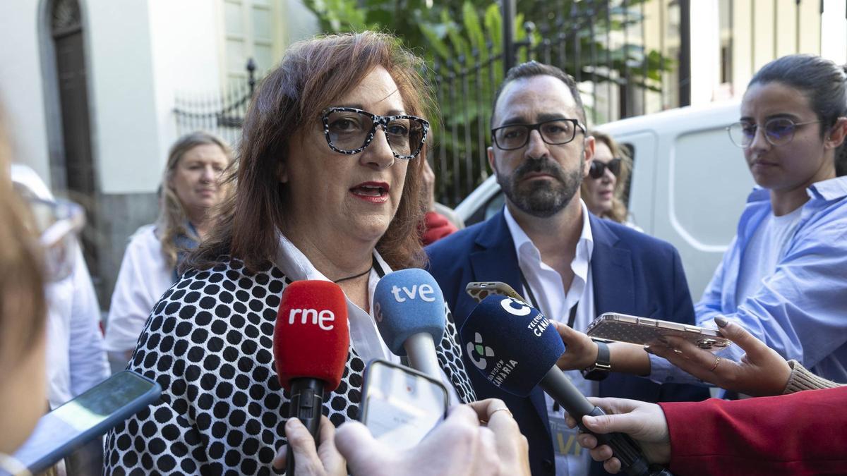 Doris Borrego, presidenta de Ascav, hace delcaraciones a la prensa frente al Parlamento.