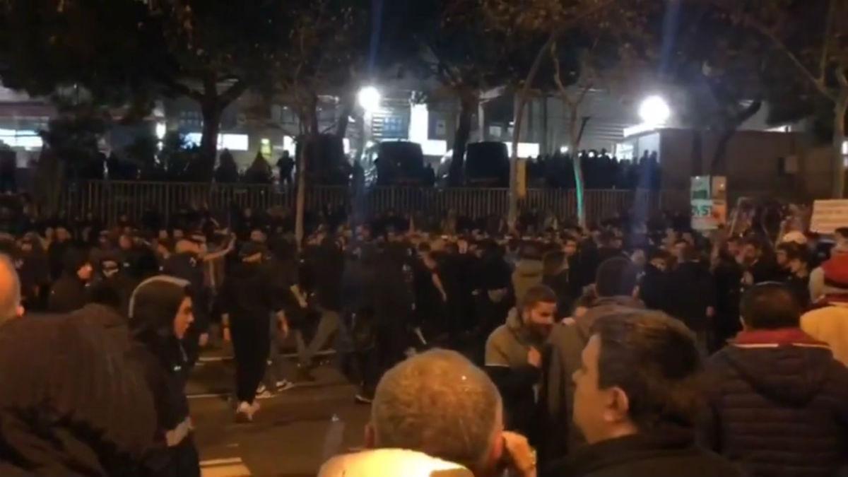 Violentos disturbios en las afueras del Camp Nou