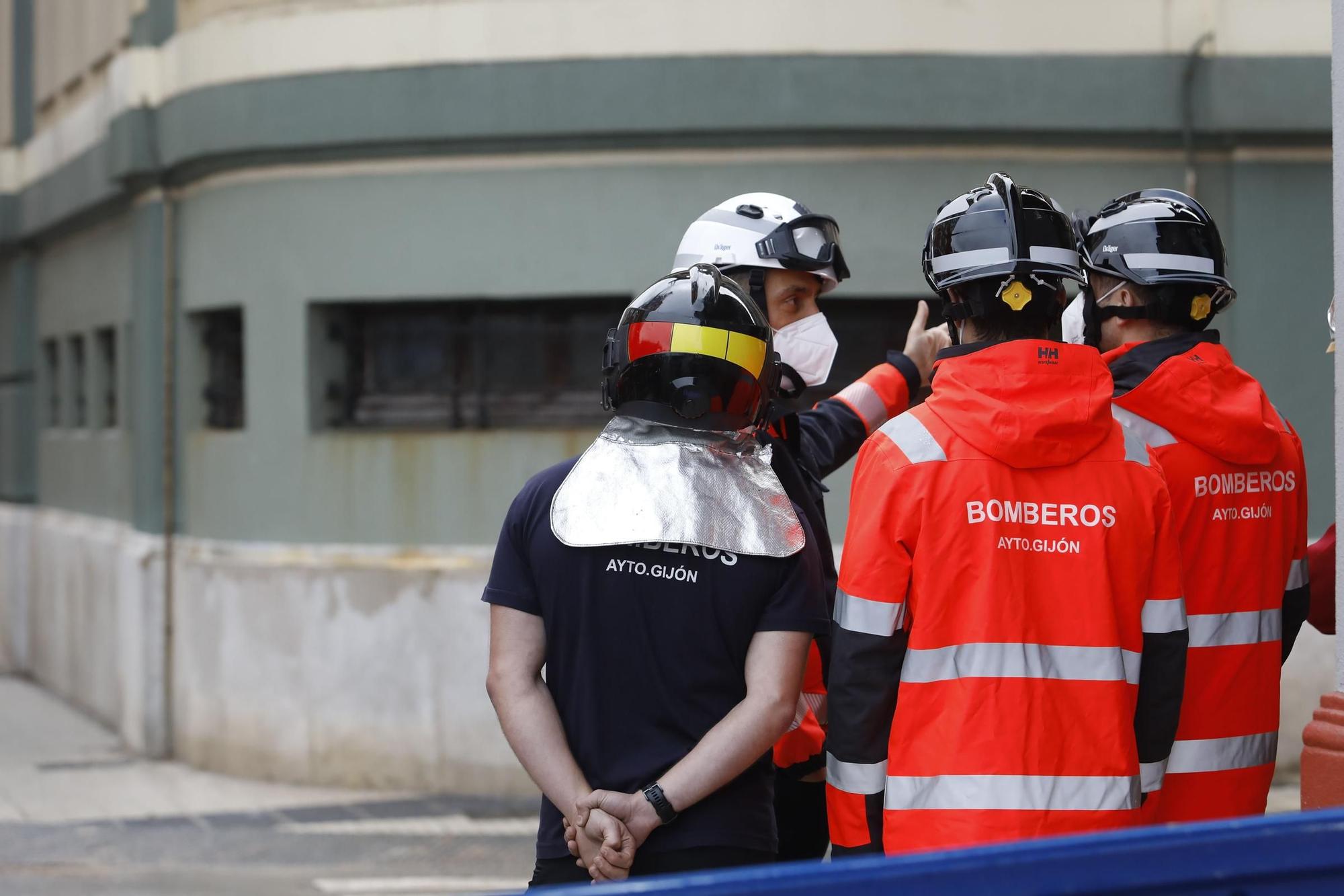 Los bomberos refuerzan la estructura del colegio San Vicente