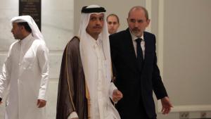 El primer ministro de Catar, Mohammed bin Abdulrahman Al Thani, y el ministro de Exteriores egipcio, Ayman Safadi, durante la cumbre celebrada en Amán el pasado 4 de noviembre.