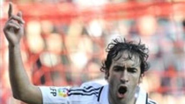 Raúl celebra uno de los goles ante el Sporting.