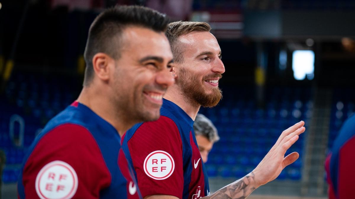 El lesionado Sergio Lozano, sonriente junto a Sergio González