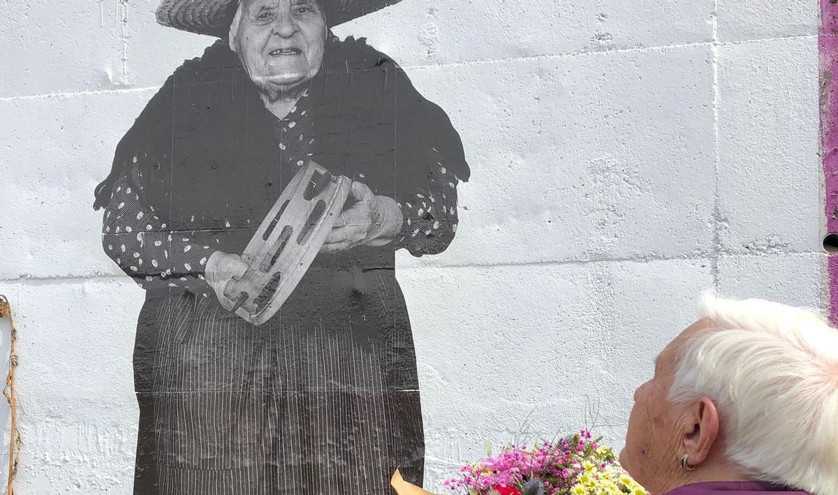 María Tarrio ante una imagen suya de homenaje.