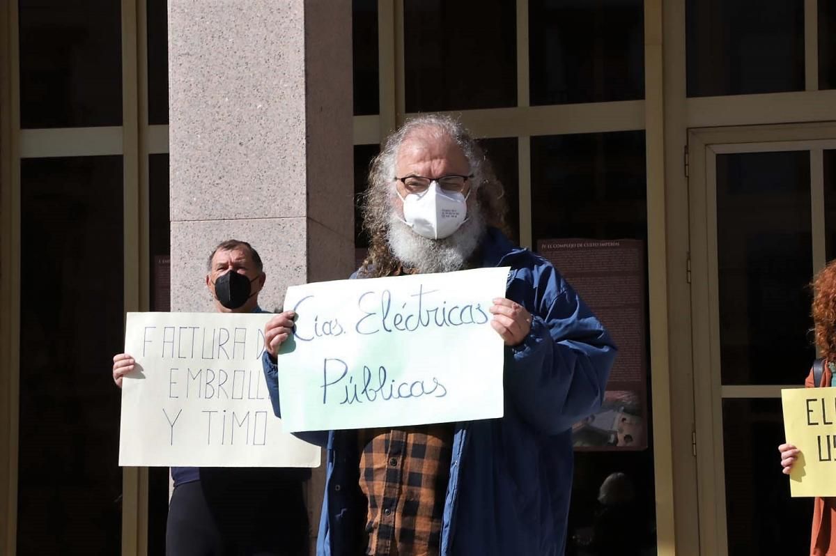 Las imágenes del pleno municipal y las protesta a la puerta del Ayuntamiento