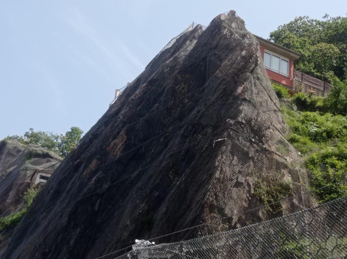 La malla colocada en la ladera.