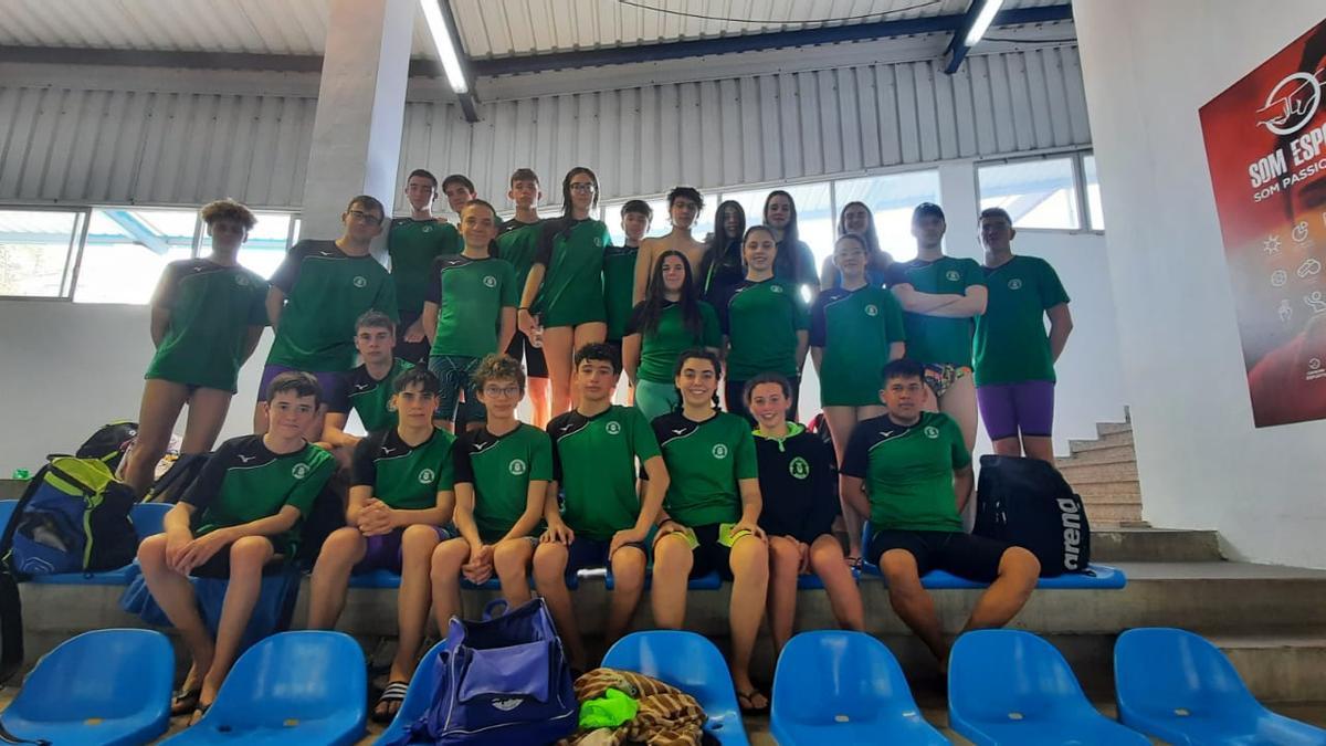 Nadadores y nadadoras del NiE Gandia, tras las competiciones del pasado fin de semana