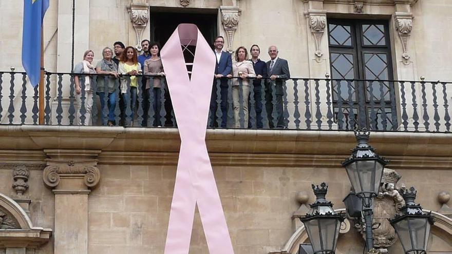 Cuelgan en Cort el lazo rosa contra el cáncer de mama