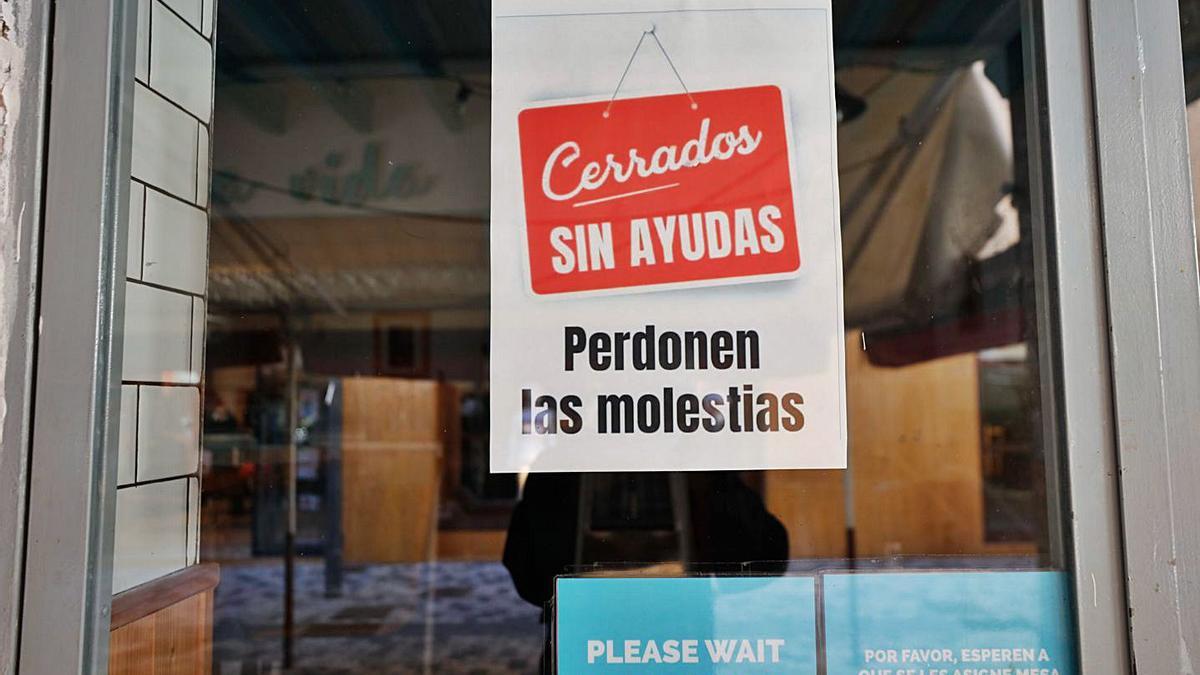  El cartel ‘Cerrado. Sin ayudas. Perdonen las molestias’, cuelga de muchos locales cerrados.