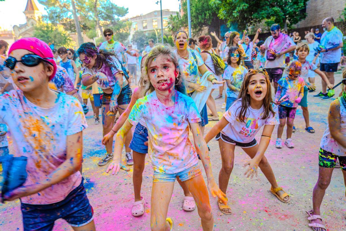 La festa Holi omple de colors els Jardins del Casino de Manresa La festa Holi omple de colors els Jardins del Casino de Manresa