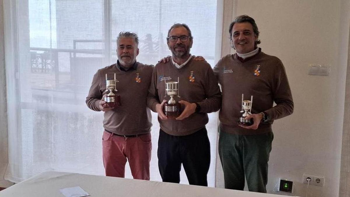 Un grupo de premiados en la Robert Cup de golf.