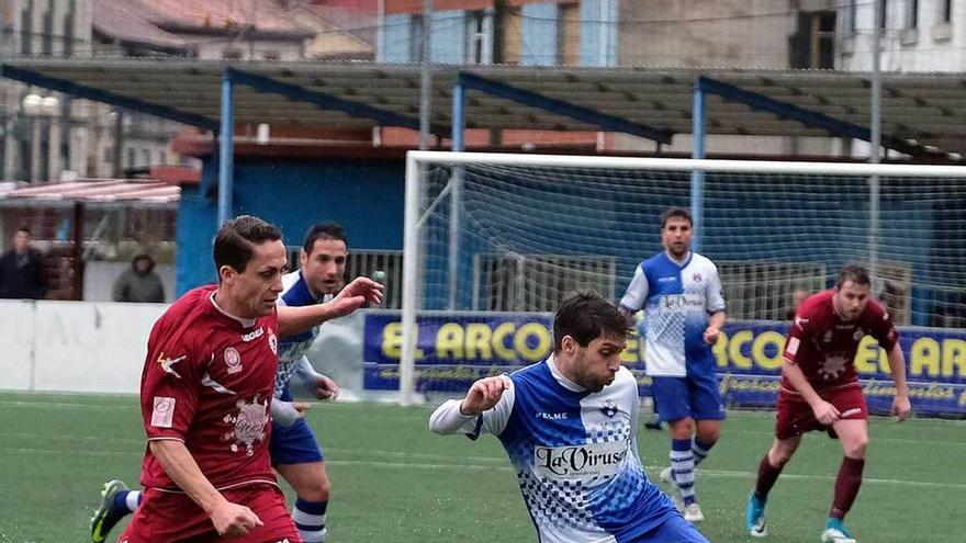 Dani Pevida despeja el balón ante el fabril Dani Borreguero.