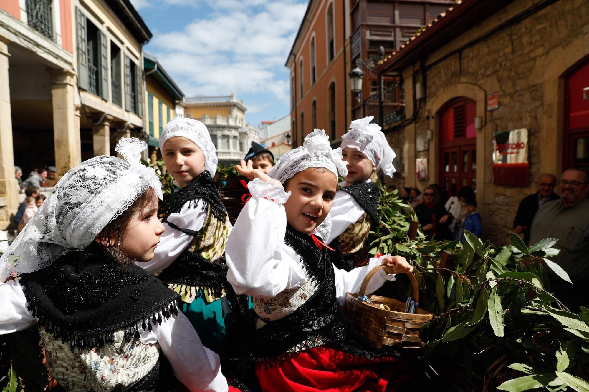 EN IMÁGENES: El multitudinario desfile de carrozas de El Bollo en Avilés