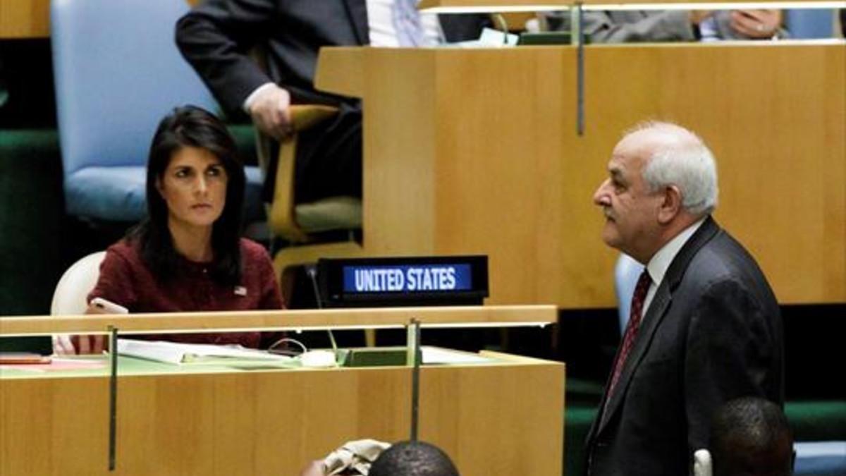 El embajador de Palestina ante la ONU, Riyad Mansour, pasa junto a la embajadora de EEUU, Nikki Haley, antes de la votación de ayer.