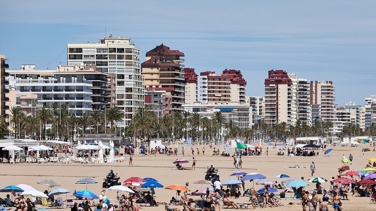 Centenares de bañistas en la playa de Gandia, en una imagen de archivo.